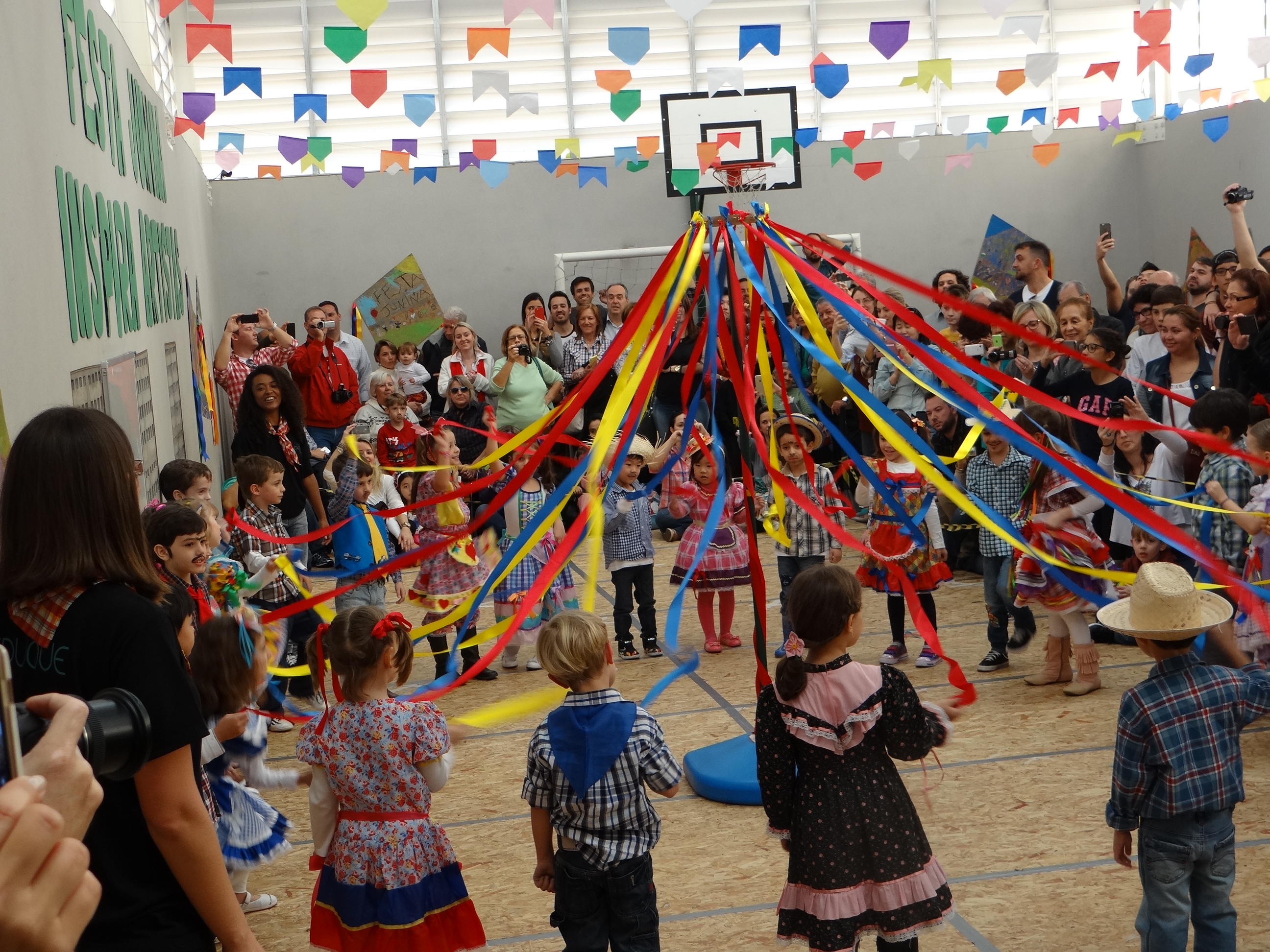 Como comemorar festa junina na escola?